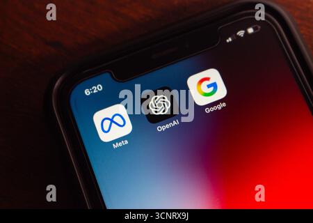 Nahaufnahme des Startbildschirms des Smartphones mit Symbolen für Meta-, OpenAI- und Google-Apps, die wichtige Technologie- und KI-Unternehmen repräsentieren. Stockfoto