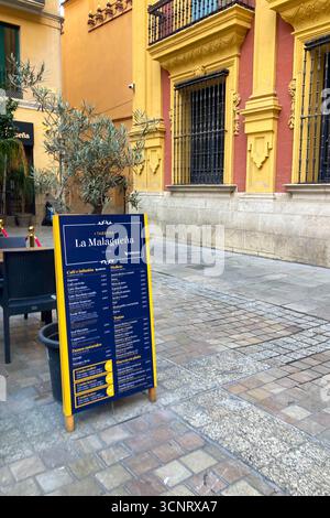 MALAGA, SPANIEN - 10. JULI 2025: Morgenspaziergang durch die ruhigen Straßen von Malaga, Spanien, mit sanftem Sonnenlicht und ruhiger Stadtatmosphäre. Stockfoto