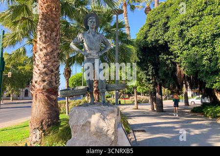 MALAGA, SPANIEN - 10. JULI 2025: Morgenspaziergang durch die ruhigen Straßen von Malaga, Spanien, mit sanftem Sonnenlicht und ruhiger Stadtatmosphäre. Stockfoto