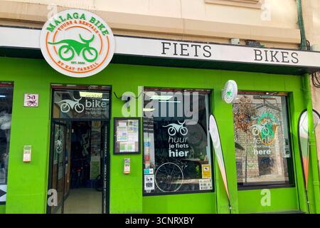 MALAGA, SPANIEN - 10. JULI 2025: Morgenspaziergang durch die ruhigen Straßen von Malaga, Spanien, mit sanftem Sonnenlicht und ruhiger Stadtatmosphäre. Stockfoto