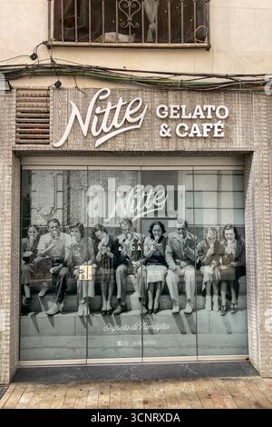 MALAGA, SPANIEN - 10. JULI 2025: Morgenspaziergang durch die ruhigen Straßen von Malaga, Spanien, mit sanftem Sonnenlicht und ruhiger Stadtatmosphäre. Stockfoto