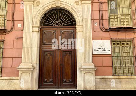 MALAGA, SPANIEN - 10. JULI 2025: Morgenspaziergang durch die ruhigen Straßen von Malaga, Spanien, mit sanftem Sonnenlicht und ruhiger Stadtatmosphäre. Stockfoto
