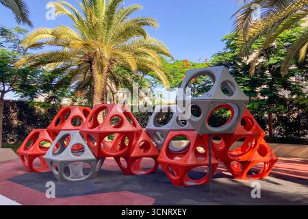 MALAGA, SPANIEN - 10. JULI 2025: Morgenspaziergang durch die ruhigen Straßen von Malaga, Spanien, mit sanftem Sonnenlicht und ruhiger Stadtatmosphäre. Stockfoto