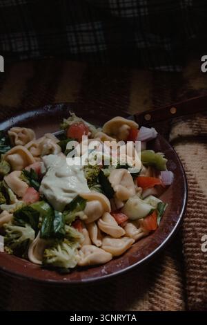 Tortellini-Pasta-Salat mit Gemüse und Sauce Stockfoto