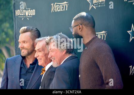 Los Angeles, USA. September 2025. Joel McHale, Bill Nye, Ross Shafer und die Boston Celtics-Stars Jaylen Brown posieren zusammen auf dem Schritt und wiederholen sie bei Bill Nyes Hollywood Walk of Fame-Star-Zeremonie am 22. September 2025 in Los Angeles. Quelle: Sharon Graphics/Alamy Live News Stockfoto