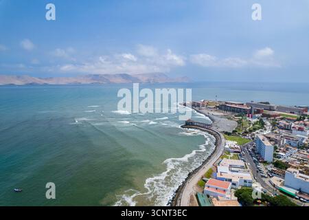 Luftaufnahme des Distrikts La Punta, gelegen in Callao, Peru. Stockfoto