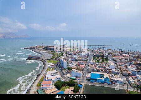 Luftaufnahme des Distrikts La Punta, gelegen in Callao, Peru. Stockfoto