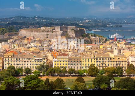 Panoramablick auf die neue Festung und die historische Altstadt von Korfu Griechenland an sonnigen Tagen Stockfoto