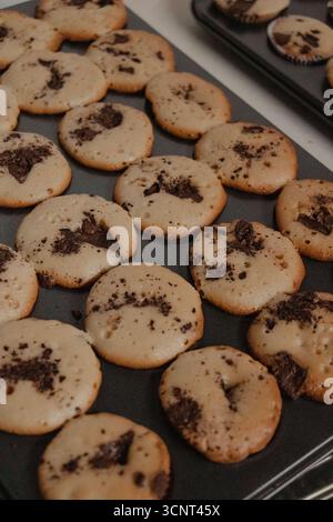 Frisch gebackene Schokoladen-Chip-Muffins auf Tablett Stockfoto