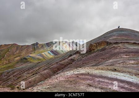 Der Palccoyo Rainbow Mountain entfaltet sich in atemberaubenden Farbschichten, einem versteckten Juwel in den peruanischen Anden. Im Gegensatz zu seinen berühmten Geschwistern, dieses heitere Wunder Stockfoto