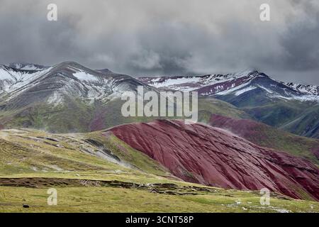 Der Palccoyo Rainbow Mountain entfaltet sich in atemberaubenden Farbschichten, einem versteckten Juwel in den peruanischen Anden. Im Gegensatz zu seinen berühmten Geschwistern, dieses heitere Wunder Stockfoto