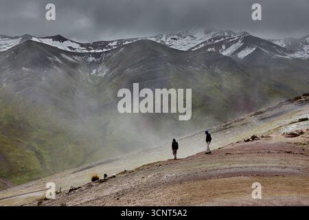 Der Palccoyo Rainbow Mountain entfaltet sich in atemberaubenden Farbschichten, einem versteckten Juwel in den peruanischen Anden. Im Gegensatz zu seinen berühmten Geschwistern, dieses heitere Wunder Stockfoto