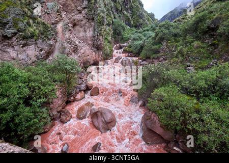 Der Palccoyo Rainbow Mountain entfaltet sich in atemberaubenden Farbschichten, einem versteckten Juwel in den peruanischen Anden. Im Gegensatz zu seinen berühmten Geschwistern, dieses heitere Wunder Stockfoto