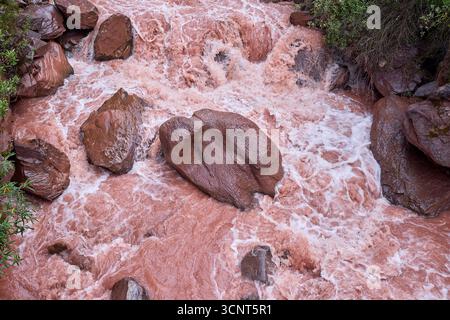 Der Palccoyo Rainbow Mountain entfaltet sich in atemberaubenden Farbschichten, einem versteckten Juwel in den peruanischen Anden. Im Gegensatz zu seinen berühmten Geschwistern, dieses heitere Wunder Stockfoto