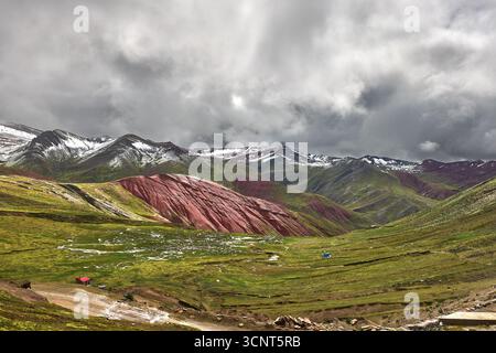 Der Palccoyo Rainbow Mountain entfaltet sich in atemberaubenden Farbschichten, einem versteckten Juwel in den peruanischen Anden. Im Gegensatz zu seinen berühmten Geschwistern, dieses heitere Wunder Stockfoto