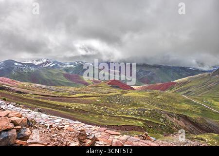 Der Palccoyo Rainbow Mountain entfaltet sich in atemberaubenden Farbschichten, einem versteckten Juwel in den peruanischen Anden. Im Gegensatz zu seinen berühmten Geschwistern, dieses heitere Wunder Stockfoto