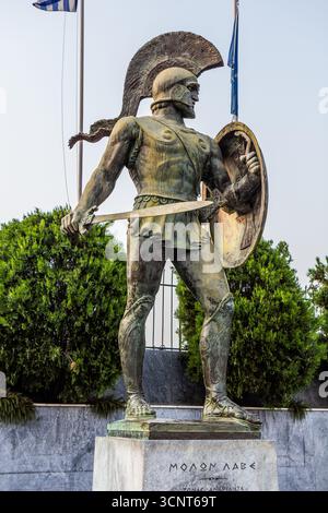 SPARTA, GRIECHENLAND - 11. AUGUST 2021: Statue des Leonidas in Sparta auf der Halbinsel Peloponnes, Griechenland Stockfoto