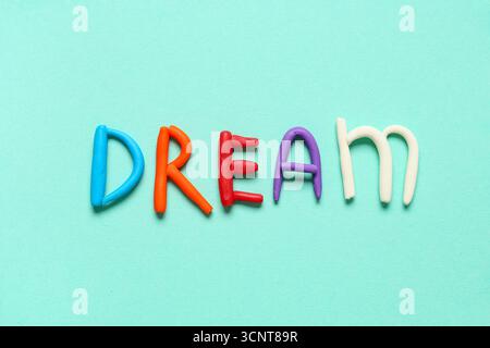 WORTTRAUM aus Spielteig auf hellblauem Hintergrund Stockfoto