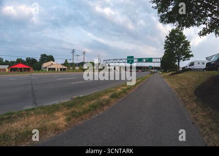 New Hartford, NY - 7. August 2025: Ultra-Weitsicht des Commercial Drive in New Hartford, New York Stockfoto