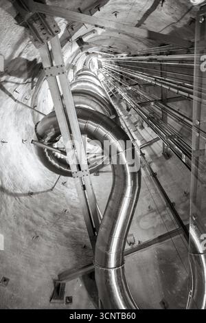 Kinder genießen eine aufregende Fahrt auf der Metallrutsche im Schlossbergtunnel, Teil einer beliebten unterirdischen Attraktion in Graz. Stockfoto