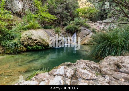 Kleiner Wasserfall der Polylimnio-Kaskade auf der Halbinsel Peloponnes, Griechenland Stockfoto