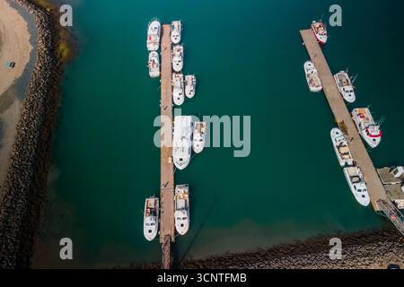 Blick von oben auf mehrere Fischerboote im Hafen von Hofn, Island. Stockfoto