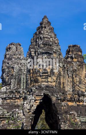 Tonle OM South Gate Eingang der Brücke mit blauem Himmel Hintergrund im Bayon Tempelkomplex, Kambodscha. Stockfoto