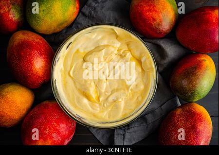 Hausgemachte Mango Mousse Cake Batter: Frisch zubereitetes Mango-Mousse mit Mangopüree, griechischem Joghurt und Gelatine Stockfoto