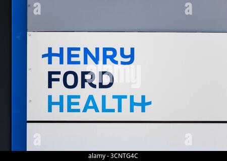 Troy, MI, USA - 11. August 2025 : Schilderansicht des Henry Ford Health Hospital in Troy, Michigan. Großer Gesundheitsdienstleister in Metro Detroit. Stockfoto
