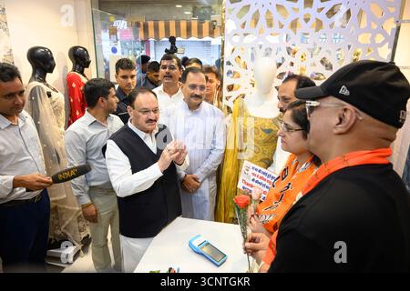 Neu Delhi, Neu Delhi, INDIEN. September 2025. BJP National President J P Nadda interagiert am 22. September 2025 mit Händlern auf dem Amar Colony Market in Neu-Delhi. Der Besuch, der von der BJP-Präsidentin von Delhi, Virendra Sachdeva, und hochrangigen Parteiführern begleitet wurde, konzentrierte sich auf Diskussionen über GST-Reformen, die von der EU-Regierung unter Premierminister Narendra Modi eingeführt wurden. (Kreditbild: © Ankit Roy Majumder/ZUMA Press Wire) NUR REDAKTIONELLE VERWENDUNG! Nicht für kommerzielle ZWECKE! Quelle: ZUMA Press, Inc./Alamy Live News Stockfoto