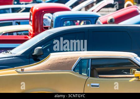 Eine Reihe von bunten Oldtimern und Trucks auf der Autoshow in Michigan. Stockfoto