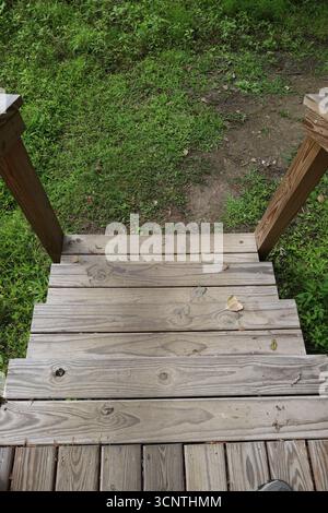 Steiler Blick über hölzerne Außentreppen hinunter, vertikales Foto Stockfoto