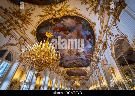 Große Galerie Innenraum mit Fresken und Kronleuchtern im Schloss Schönbrunn - Wien, Österreich Stockfoto