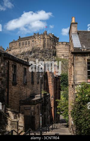 Edinburgh Castle von den Vennel Steps aus gesehen an einem Sommertag - Edinburgh, Schottland Stockfoto