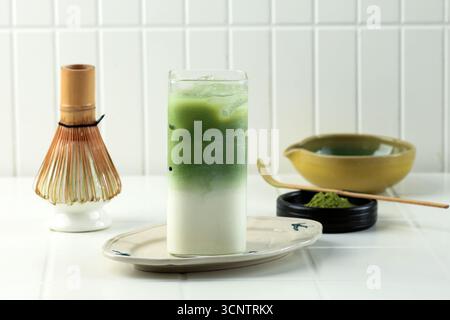 Hausgemachter Matcha Latte auf hohem Glas Stockfoto
