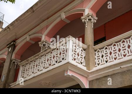 Eine detaillierte Ansicht der älteren Gebäude in Macau mit vergitterten Balkonen, die für Sicherheit, Lagerung und Taifunschutz ausgelegt sind. Stockfoto