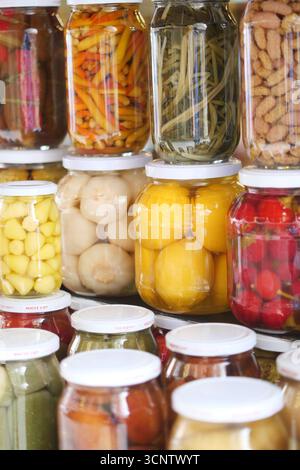 Lebendige Präsentation von konserviertem Obst und Gemüse in Gläsern Stockfoto