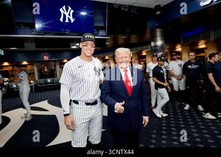 Präsident Donald Trump posiert mit dem New Yorker Yankees-Außenseiter Aaron Judge im Klubhaus des Yankee Stadions. New York, USA. September 2025. Stockfoto