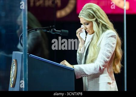 Erika Kirk spricht während der Gedenkfeier zu Ehren von Charlie Kirk im State Farm Stadium in Glendale, Arizona. September 2025. Bild mit freundlicher Genehmigung des Weißen Hauses. Stockfoto