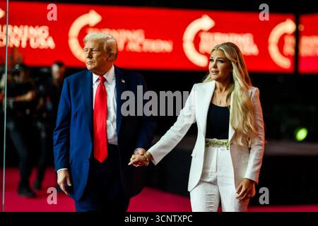 Präsident Donald Trump hält Erika Kirk während der Gedenkfeier für Charlie Kirk im State Farm Stadium in Glendale, Arizona. September 2025. Bild mit freundlicher Genehmigung des Weißen Hauses. Stockfoto