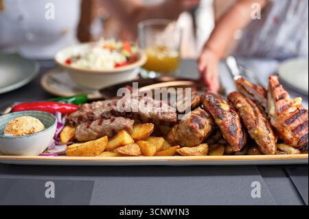 Nahaufnahme eines traditionellen Hackfleischgerichts mit Gemüse auf dem Tisch Stockfoto