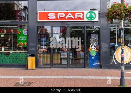 Ein helles, modernes Spar-Geschäft in Arnheim, Niederlande, an einem sonnigen Tag. Die Ladenfront verfügt über ein großes, rotes und grünes Logo, Glastüren und Stockfoto