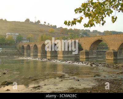 Auf der Goslu Dickle Bridge über den Fluss Tigris im Osten der Türkei Stockfoto