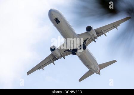 San Diego, Kalifornien, USA - 11. September 2025: American Airlines Airbus A321 (Kennzeichen N931AM), Flug AA2034, in erster Steigung nach dem Start ab Stockfoto