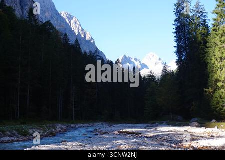 Blick auf die Berge, den Wald und den Fluss in einem der Täler der Bayerischen Alpen (Berge Deutschlands, Weg zur Zugspitze, Reintal) Stockfoto