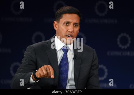 New York, USA. September 2025. Der Präsident der Rockefeller Foundation, Dr. Rajiv J. Shah, nimmt am 22. September 2025 am Concordia Annual Summit 2025 im Sheraton New York Times Square Hotel in New York, NY, Teil. (Foto: Efren Landaos/SIPA USA) Credit: SIPA USA/Alamy Live News Stockfoto