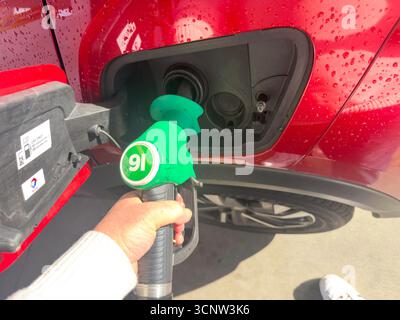 Befüllen des Fahrzeugs mit bleifreiem Benzin an der Z-Tankstelle, Barrington Street, Spreydon, Christchurch (Ōtautahi), Region Canterbury, Neuseeland Stockfoto
