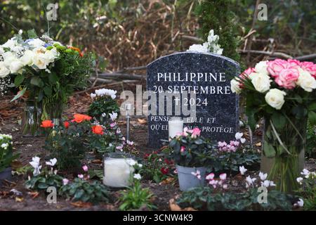 Paris, Frankreich. September 2025. Ein Gedenkstein zu Ehren der Philippine Le Noir de Carlan im Bois de Boulogne in Paris, 22. September 2025. Philippine, damals 19 Jahre alt, wurde am 20. September 2024 tot im Bois de Boulogne in Paris aufgefunden.Fotos von Jérémy Paoloni/ABACAPRESS.COM Credit: Abaca Press/Alamy Live News Stockfoto
