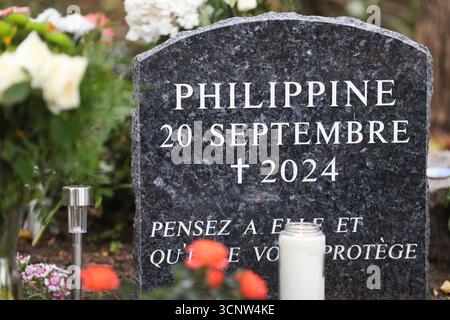 Paris, Frankreich. September 2025. Ein Gedenkstein zu Ehren der Philippine Le Noir de Carlan im Bois de Boulogne in Paris, 22. September 2025. Philippine, damals 19 Jahre alt, wurde am 20. September 2024 tot im Bois de Boulogne in Paris aufgefunden.Fotos von Jérémy Paoloni/ABACAPRESS.COM Credit: Abaca Press/Alamy Live News Stockfoto
