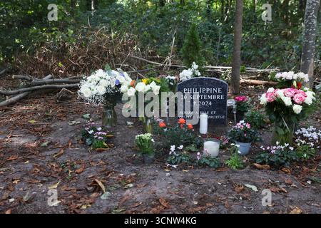 Paris, Frankreich. September 2025. Ein Gedenkstein zu Ehren der Philippine Le Noir de Carlan im Bois de Boulogne in Paris, 22. September 2025. Philippine, damals 19 Jahre alt, wurde am 20. September 2024 tot im Bois de Boulogne in Paris aufgefunden.Fotos von Jérémy Paoloni/ABACAPRESS.COM Credit: Abaca Press/Alamy Live News Stockfoto